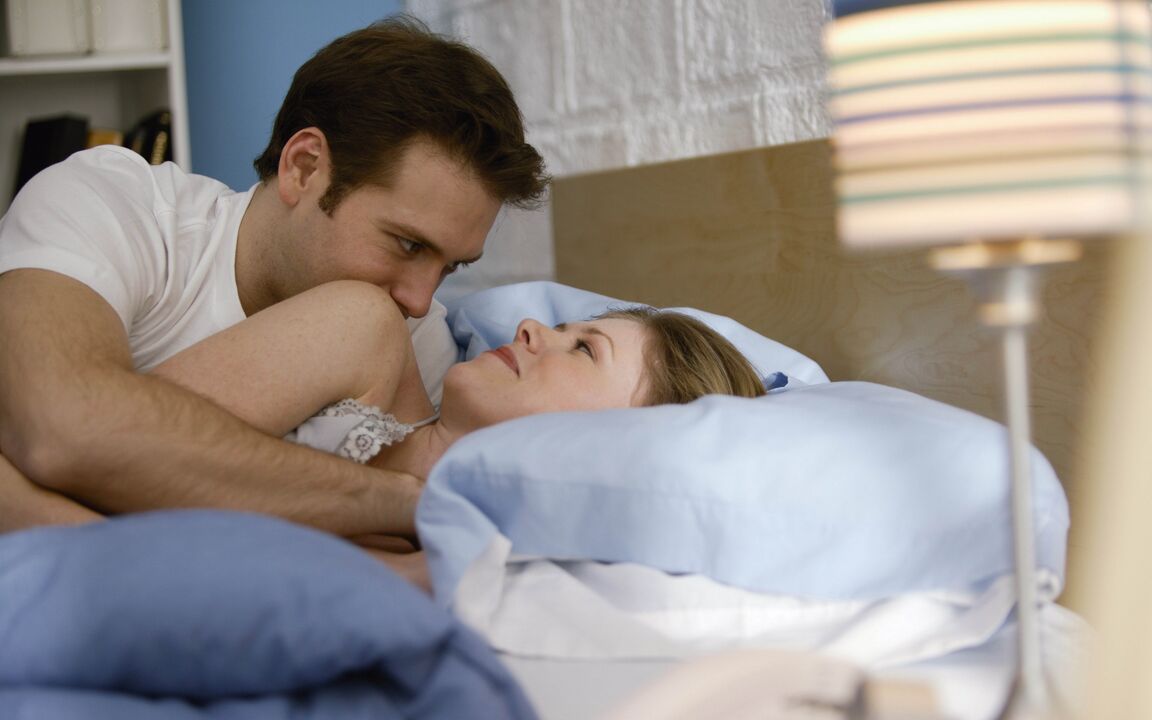 una mujer en la cama con un hombre que ha agrandado su pene