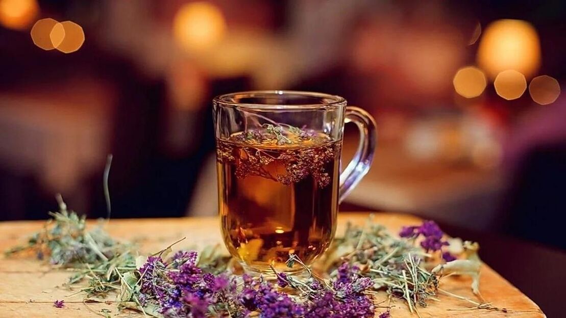 Una decocción de té curativo de fireweed protegerá al hombre de la inflamación. 